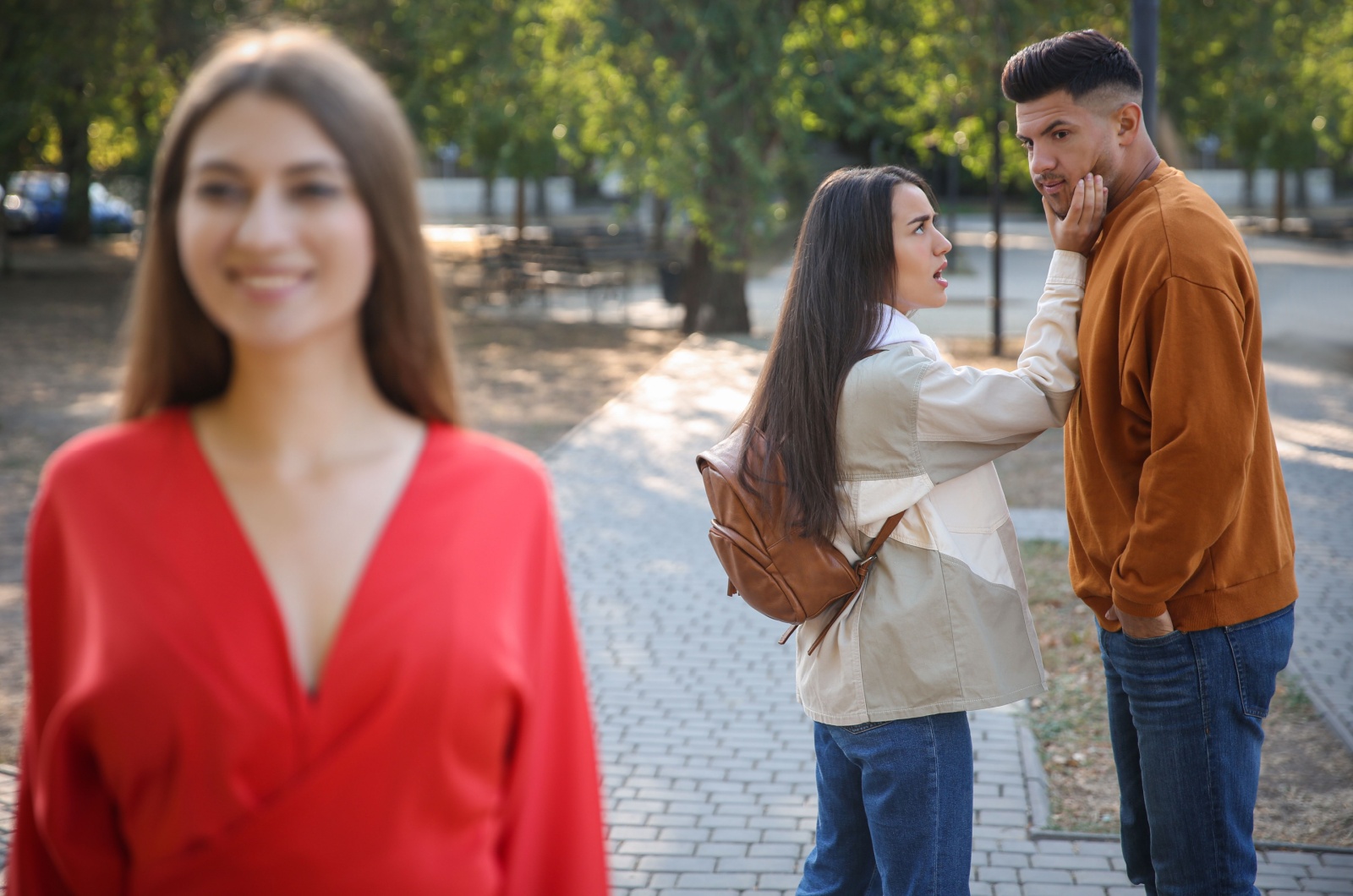 vergebener mann sieht eine andere frau an