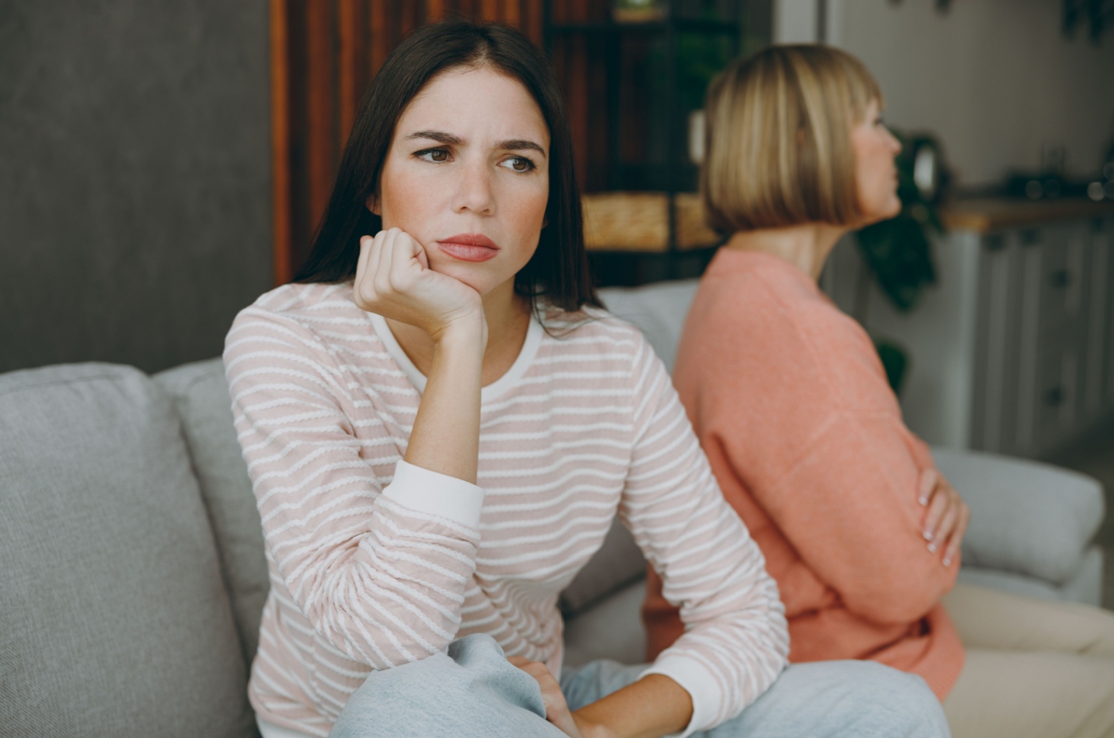 verzweifelte tochter und ihre mutter
