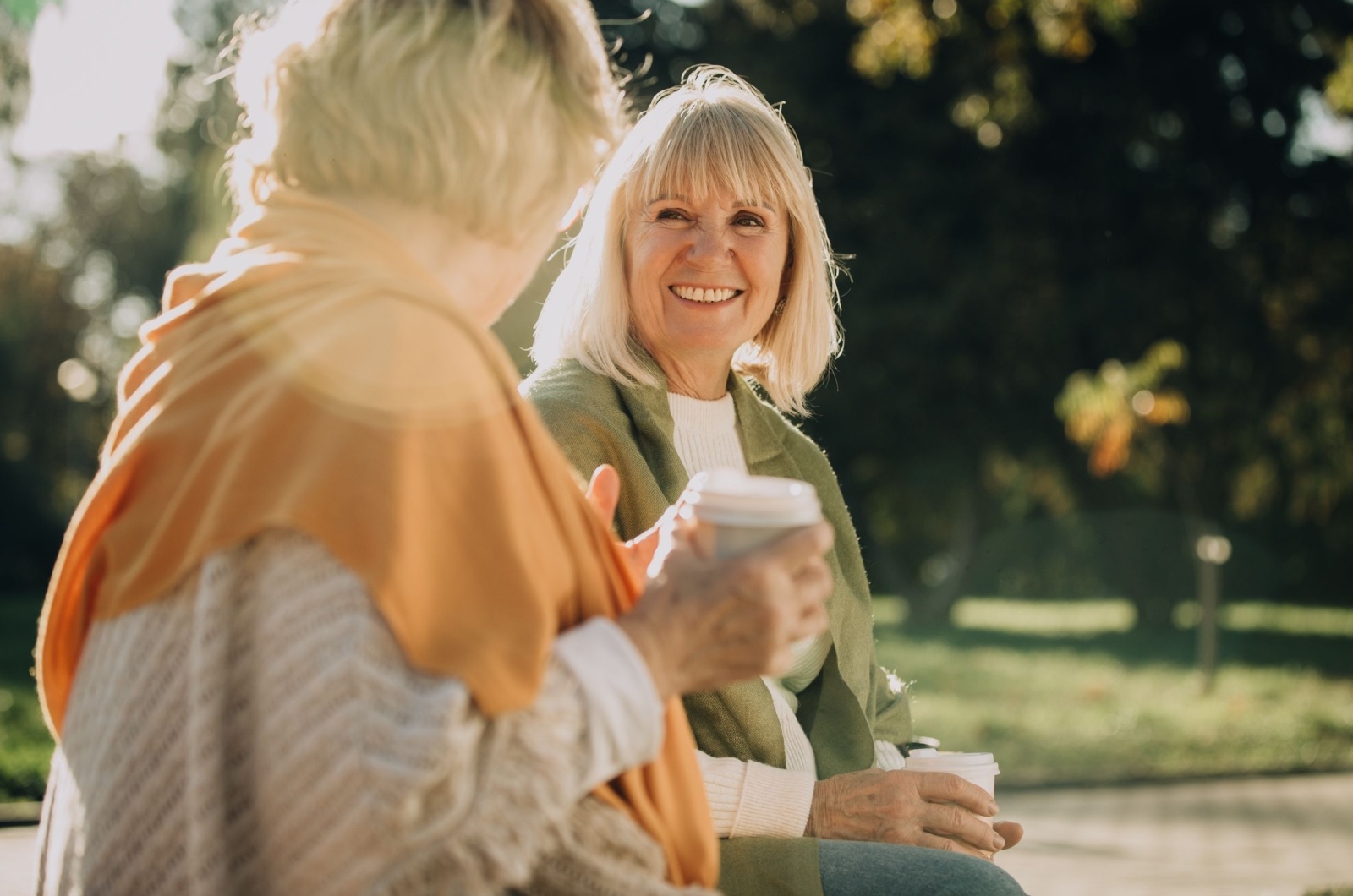 zwei aeltere frauen