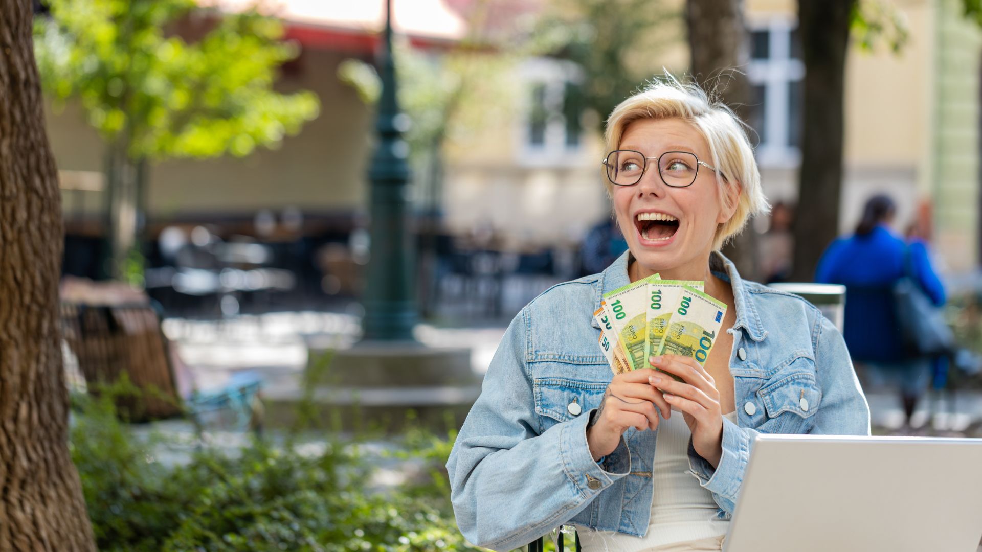 frau mit geld