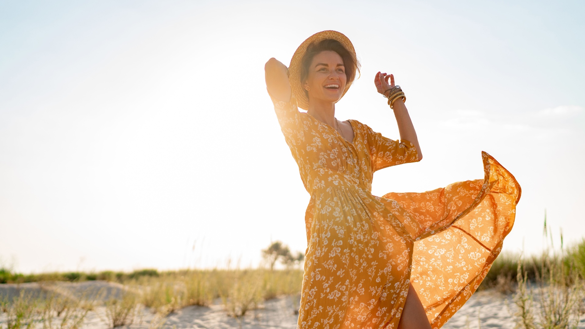 frau im sommerkleid
