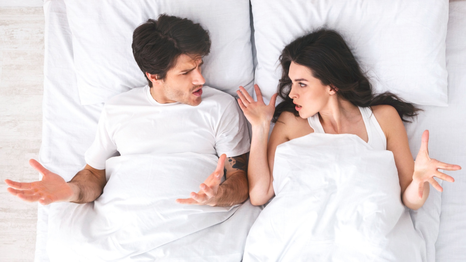 narzisst und frau liegen im bett