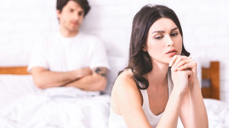 frau traurig sitzt neben mann
