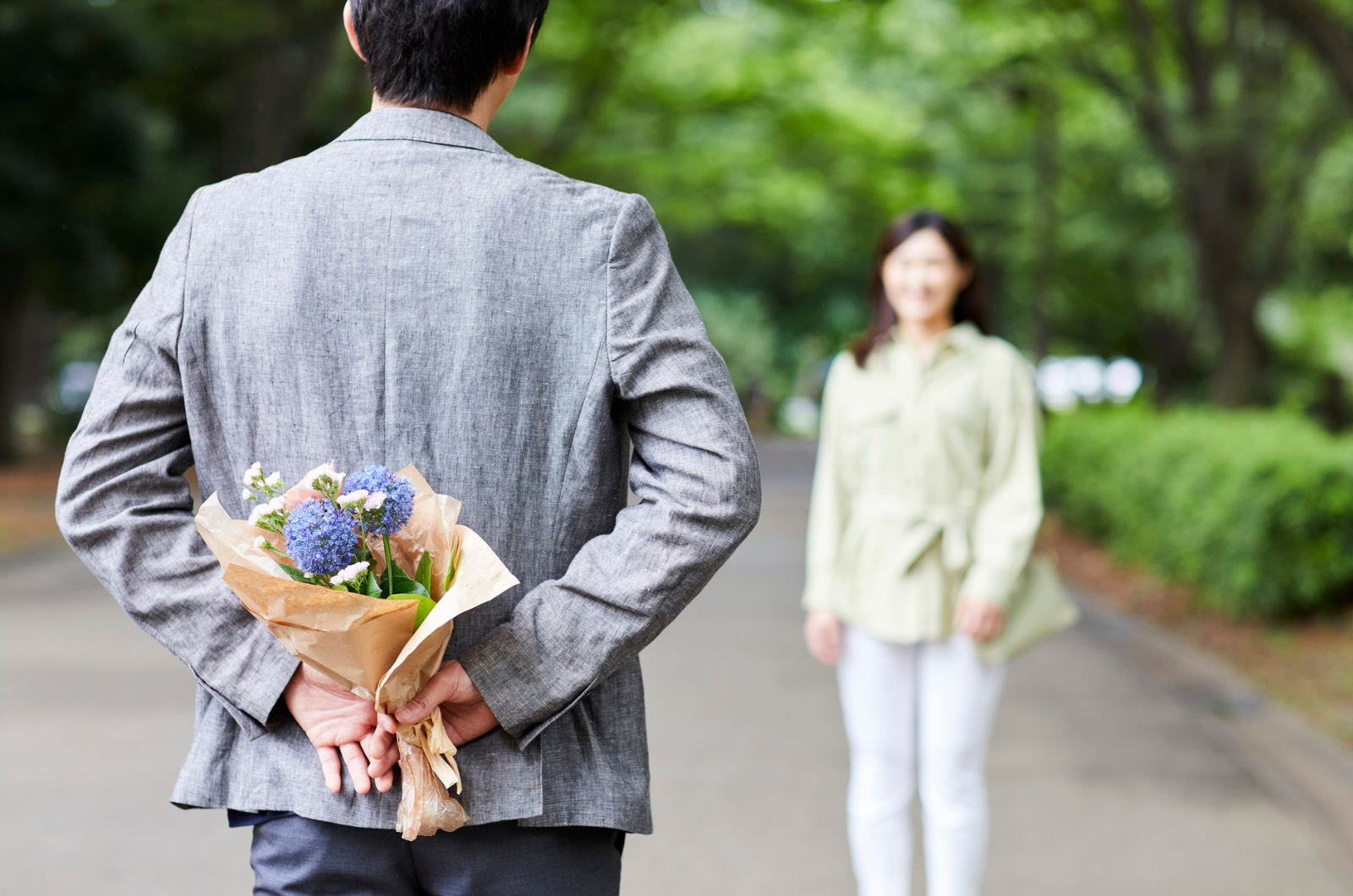 mann ueberrascht frau mit blumen