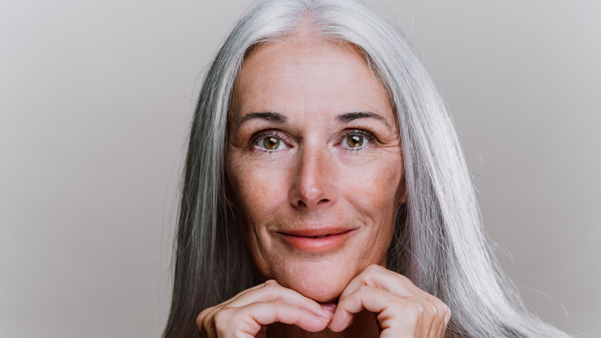 frau graue haare