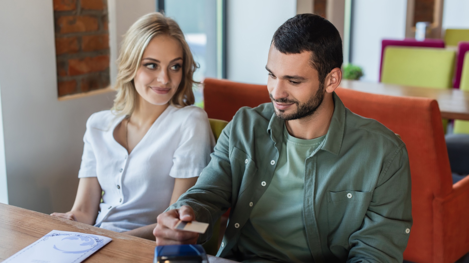 Warum Geld Gespraeche ueber eine Beziehung mehr verraten als jedes Date