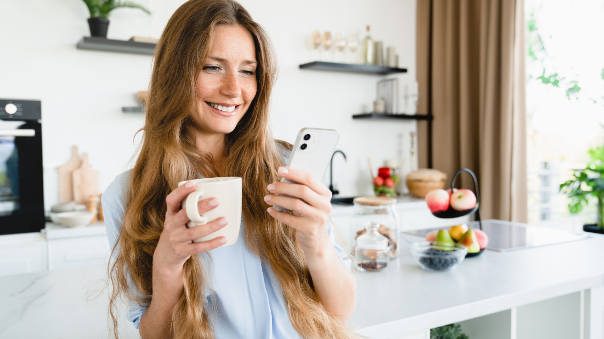 frau trinkt kaffee und ist gluecklich