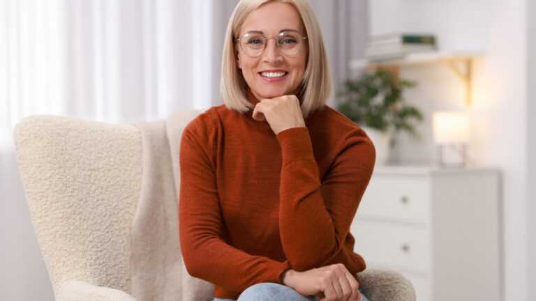 frau im roten pullover