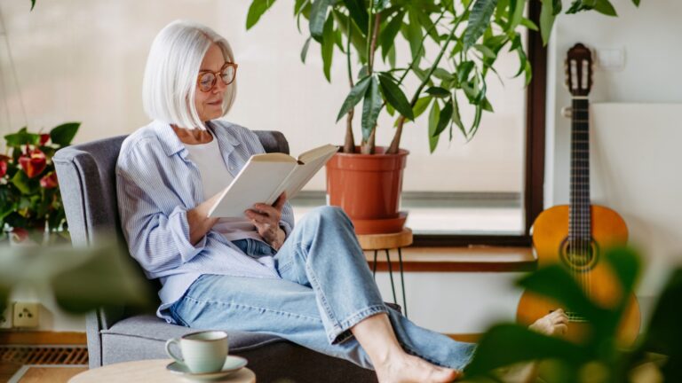 frau zuhause mit buch