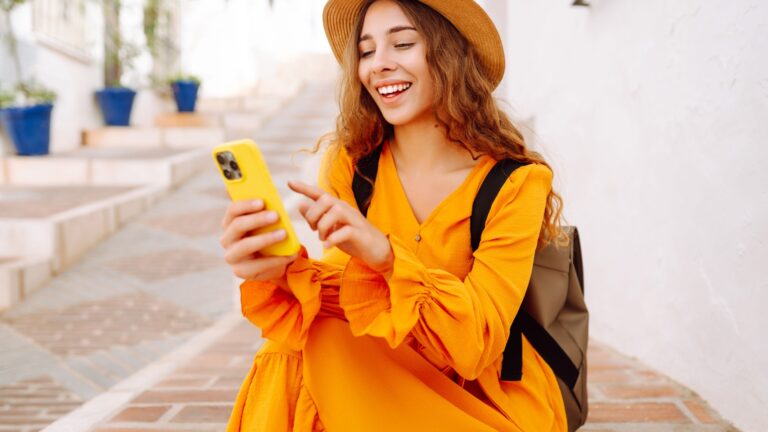 frau im orangen kleid