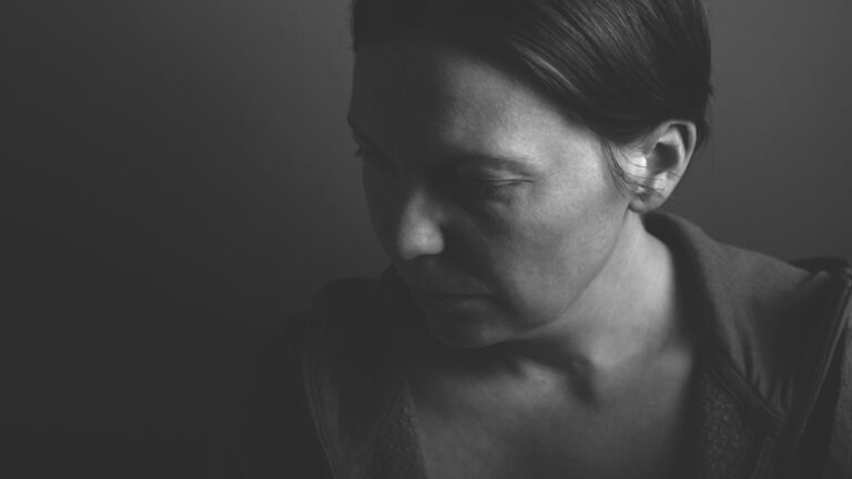 frau in schwarz weiss