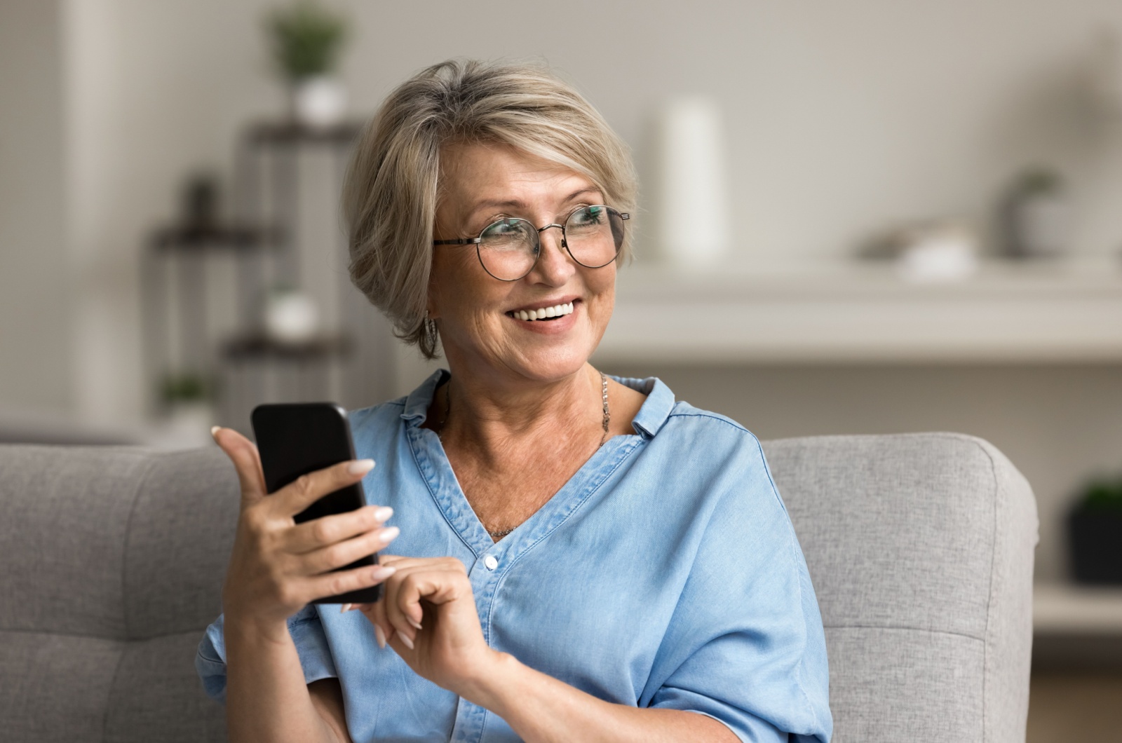 aeltere frau mit handy