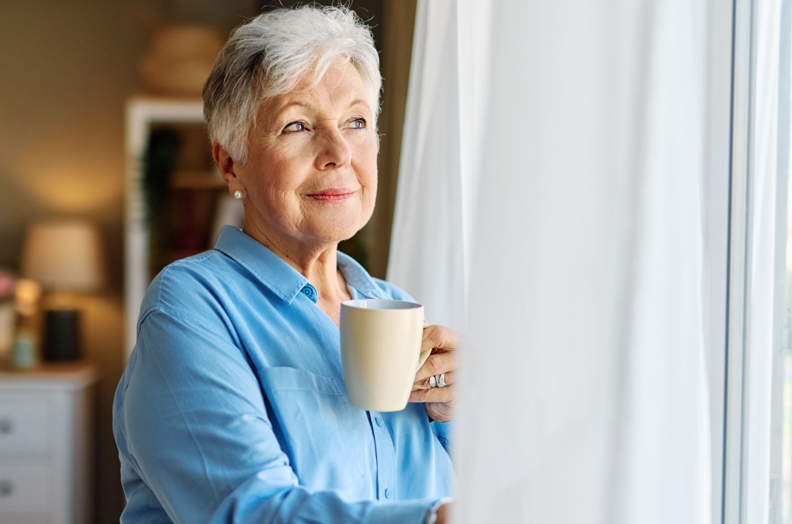 aeltere frau trinkt kaffee