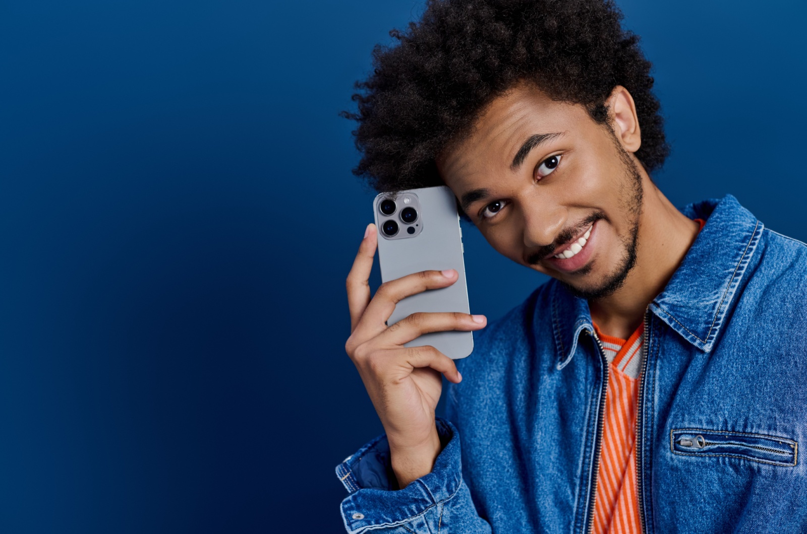 charmanter mann mit handy