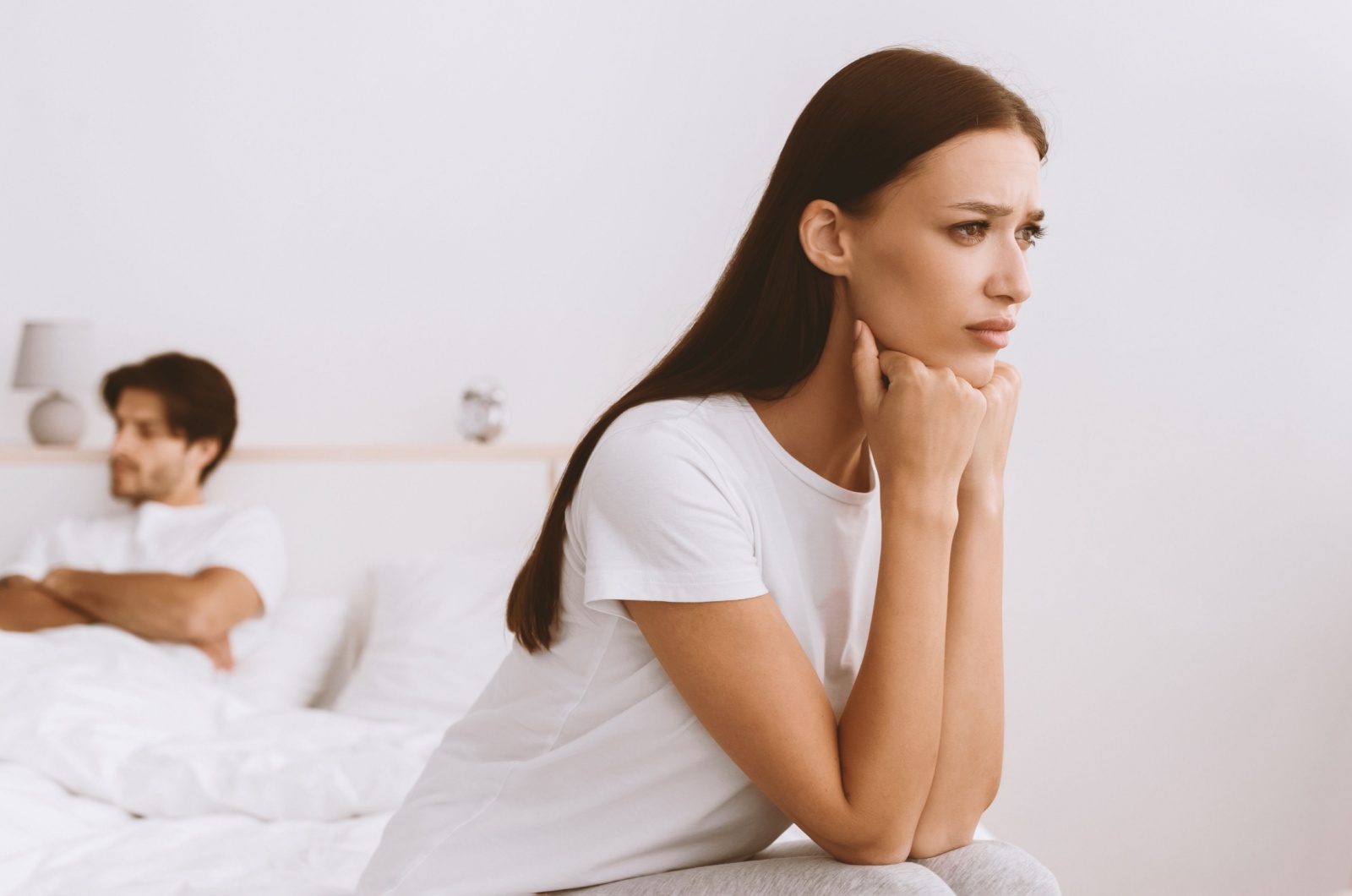 distanziertes paar schlafzimmer