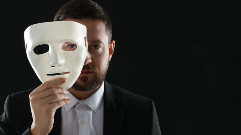 mann mit maske in der dunkelheit