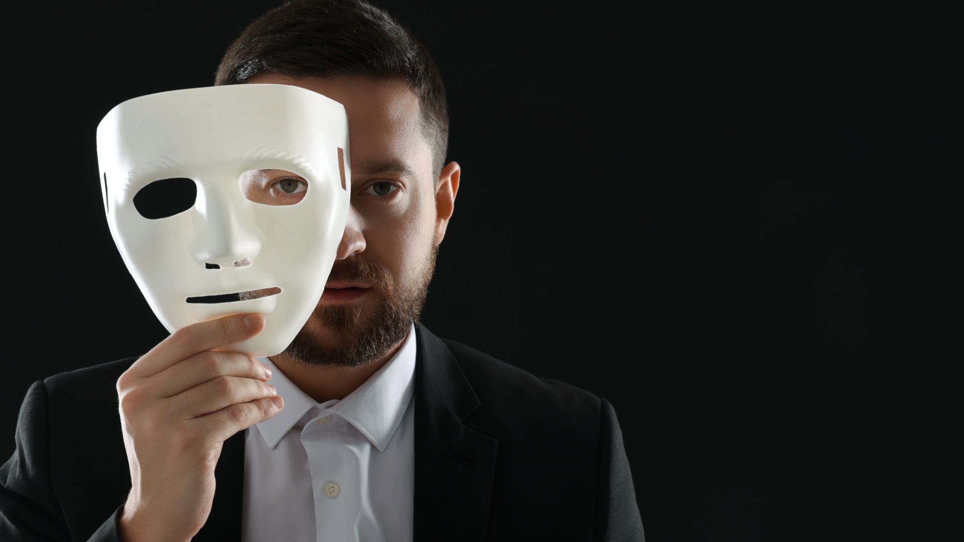 mann mit maske in der dunkelheit
