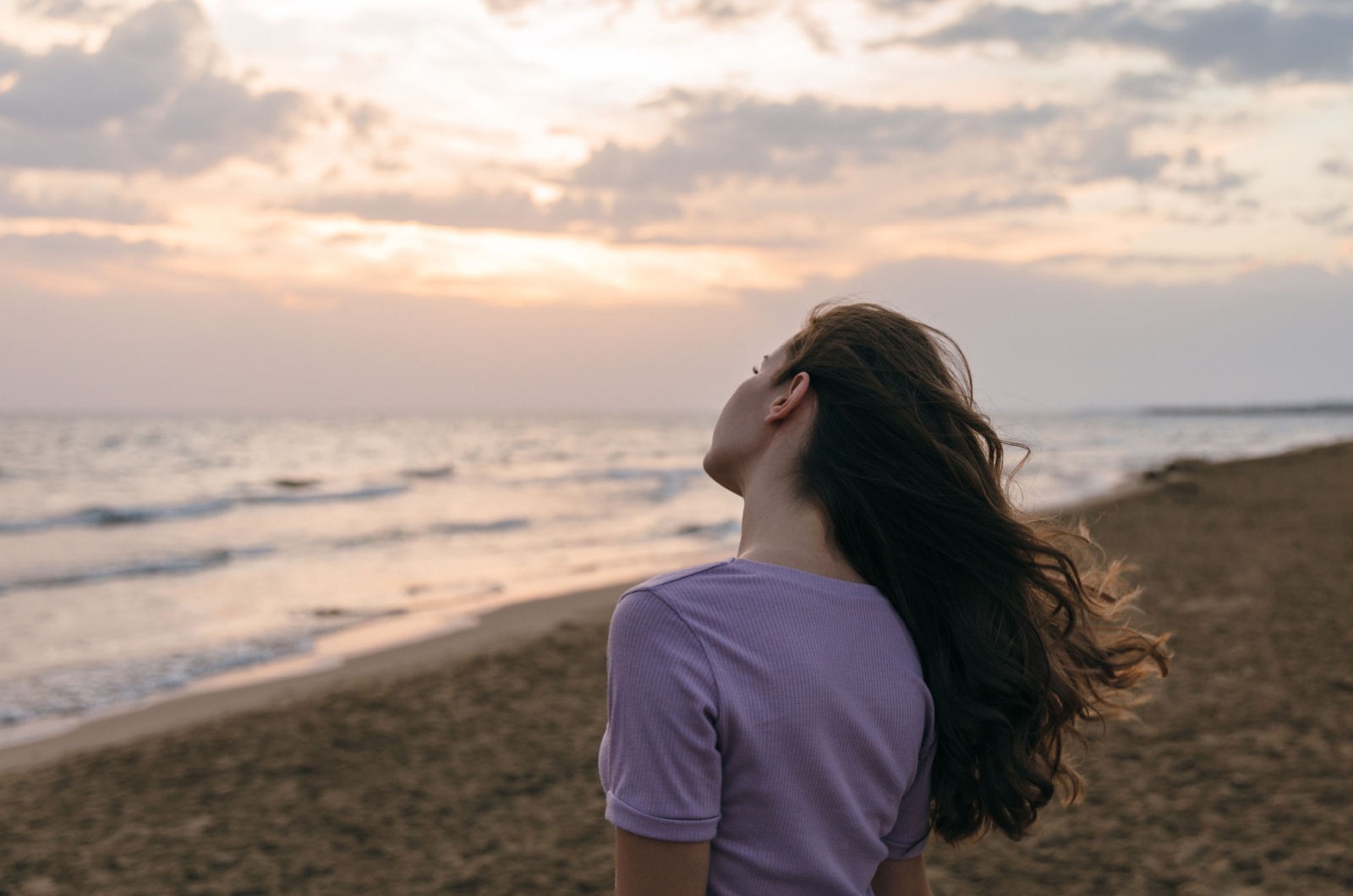 frau alleine am strand