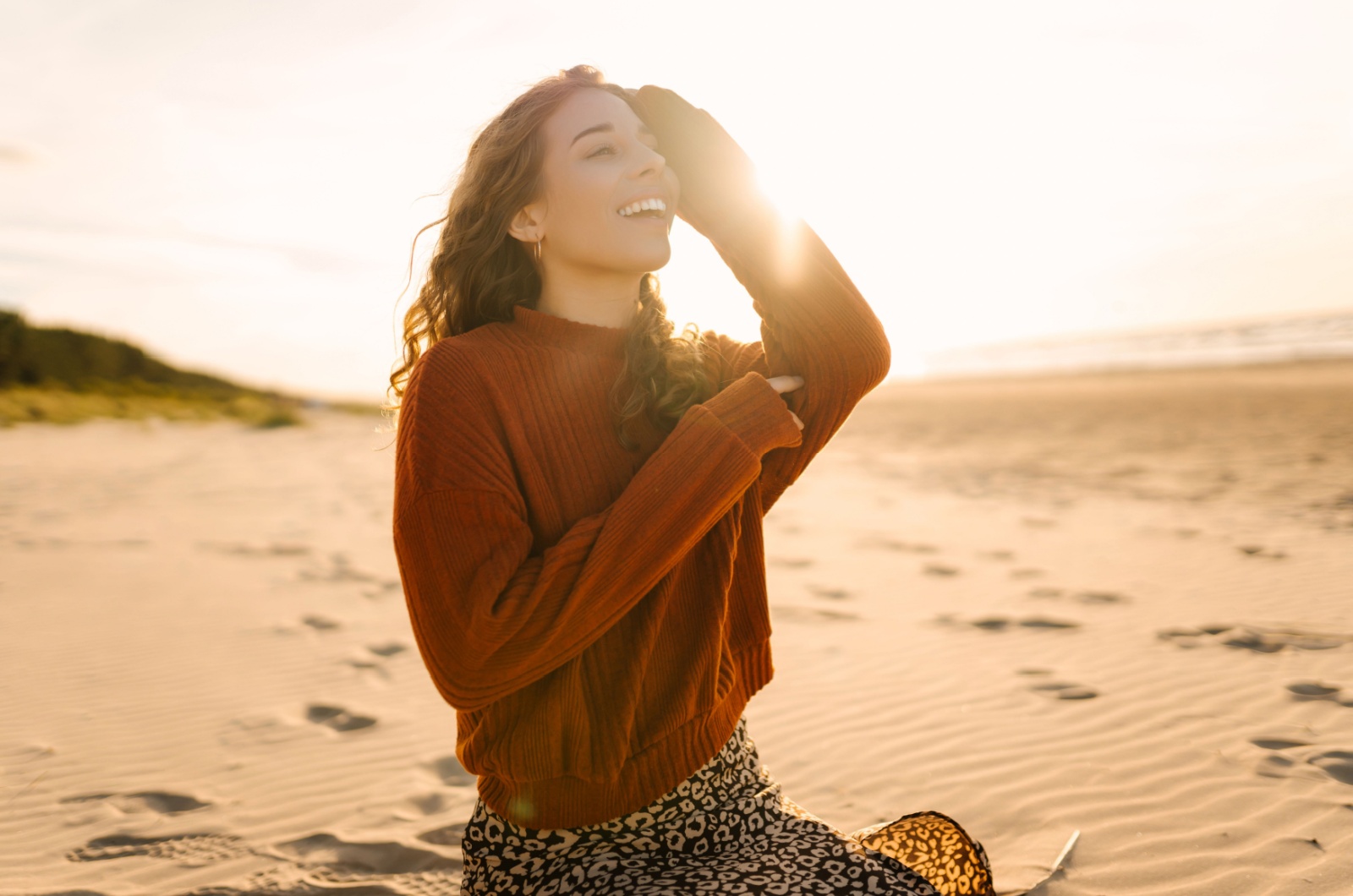 frau am strand sonnenuntergang