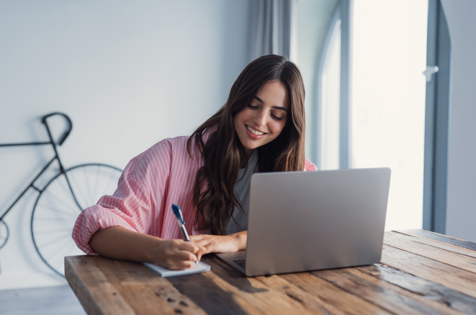 frau arbeitet am computer
