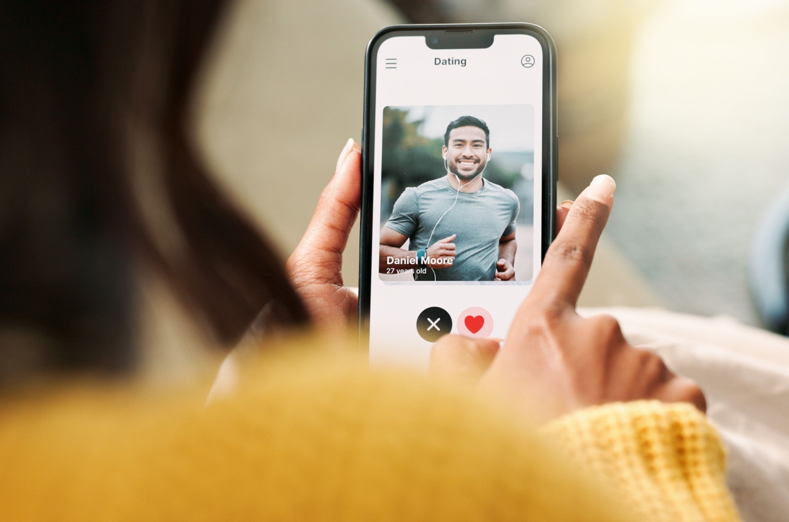 frau auf einer dating app