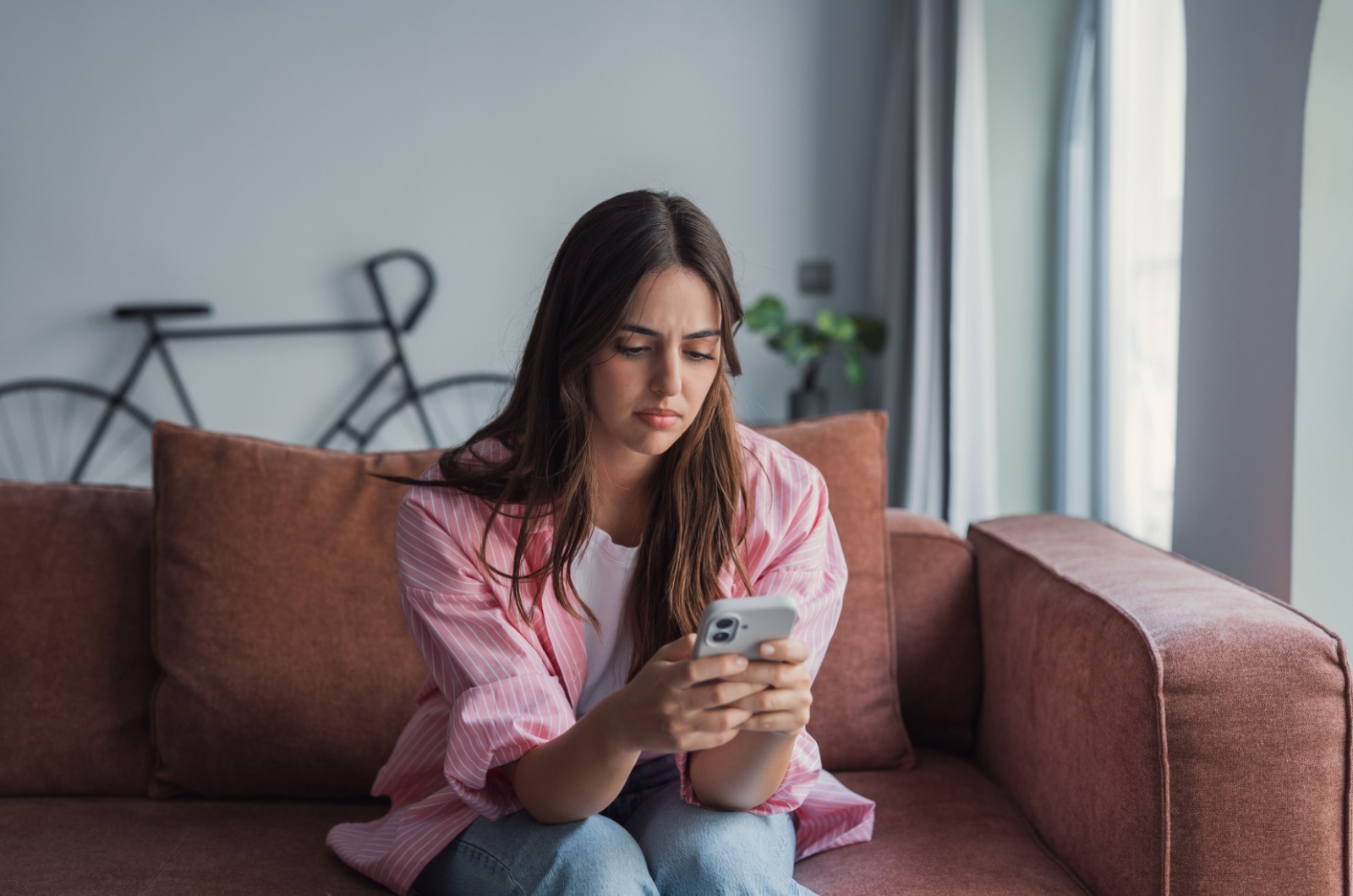 frau bekommt sms