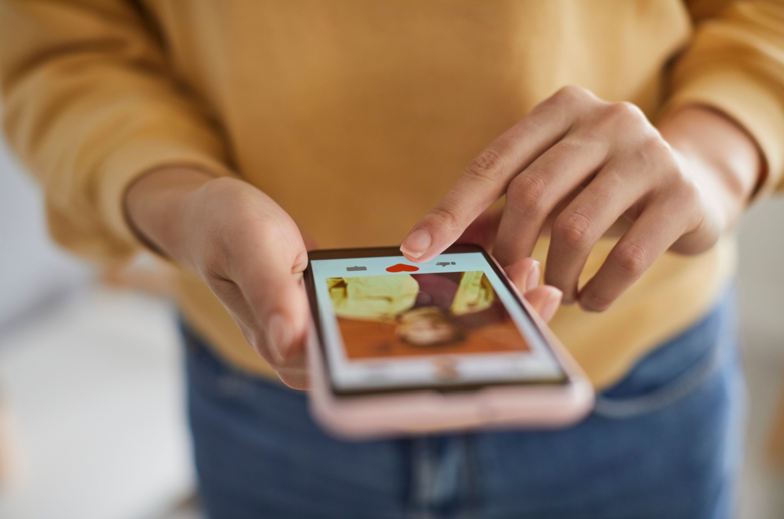 frau benutzt dating app