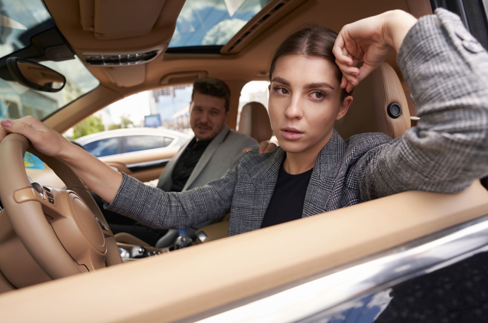 frau faehrt auto