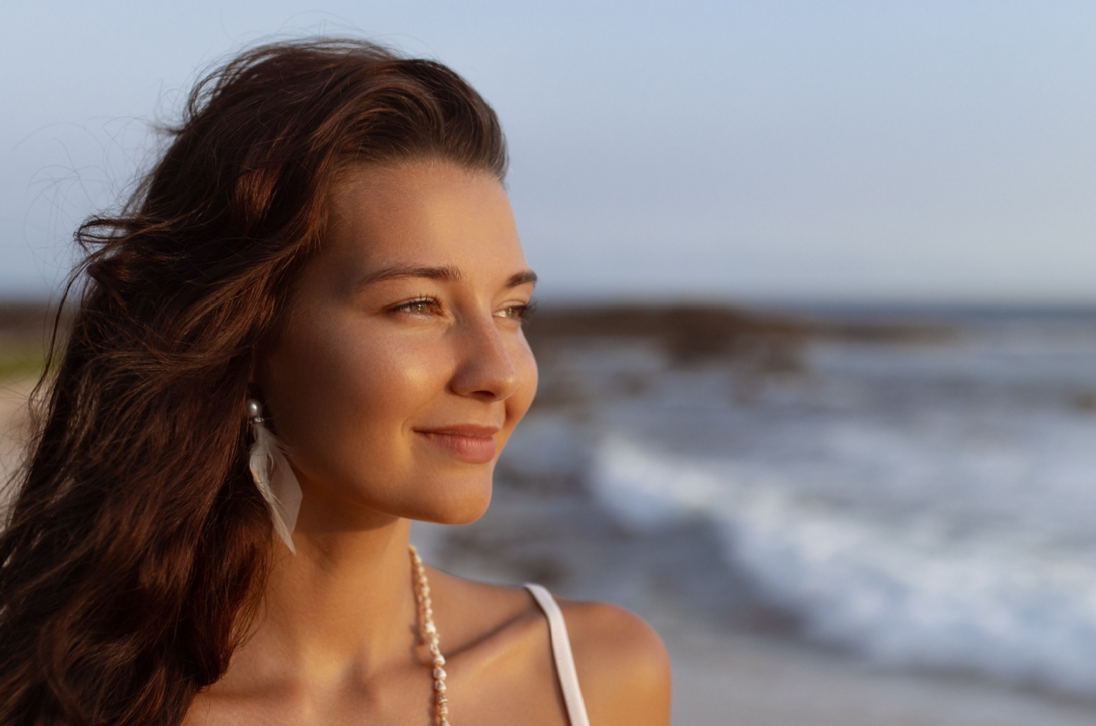 frau laechelt am strand
