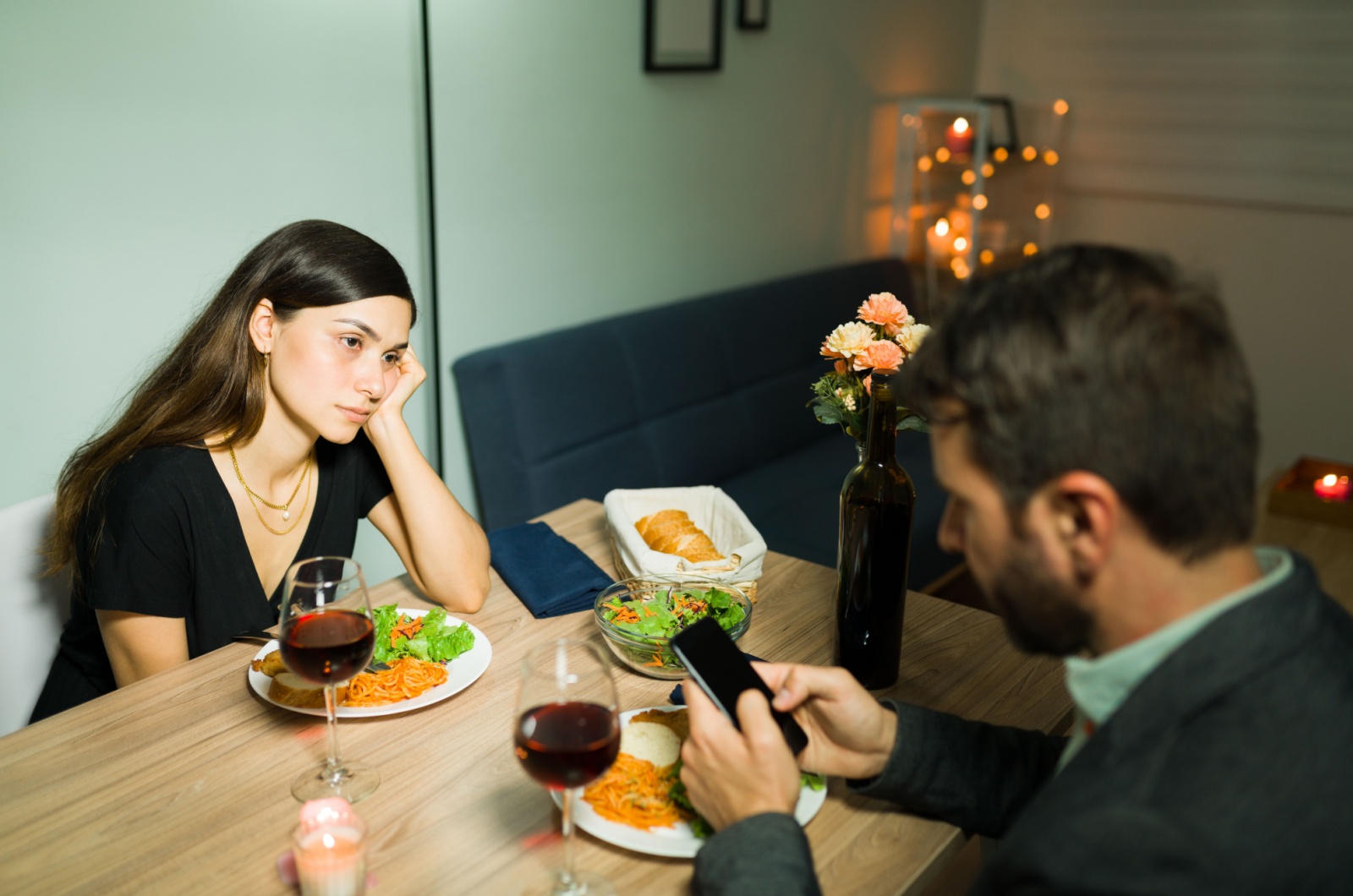 frau langweilt sich beim date