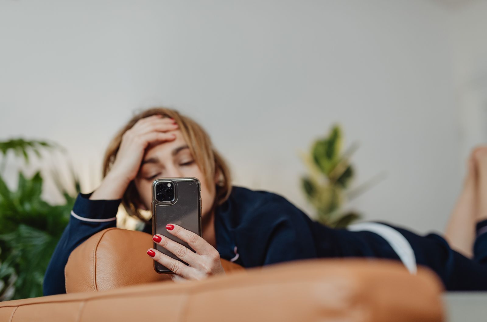 frau liegt und sieht aufs handy