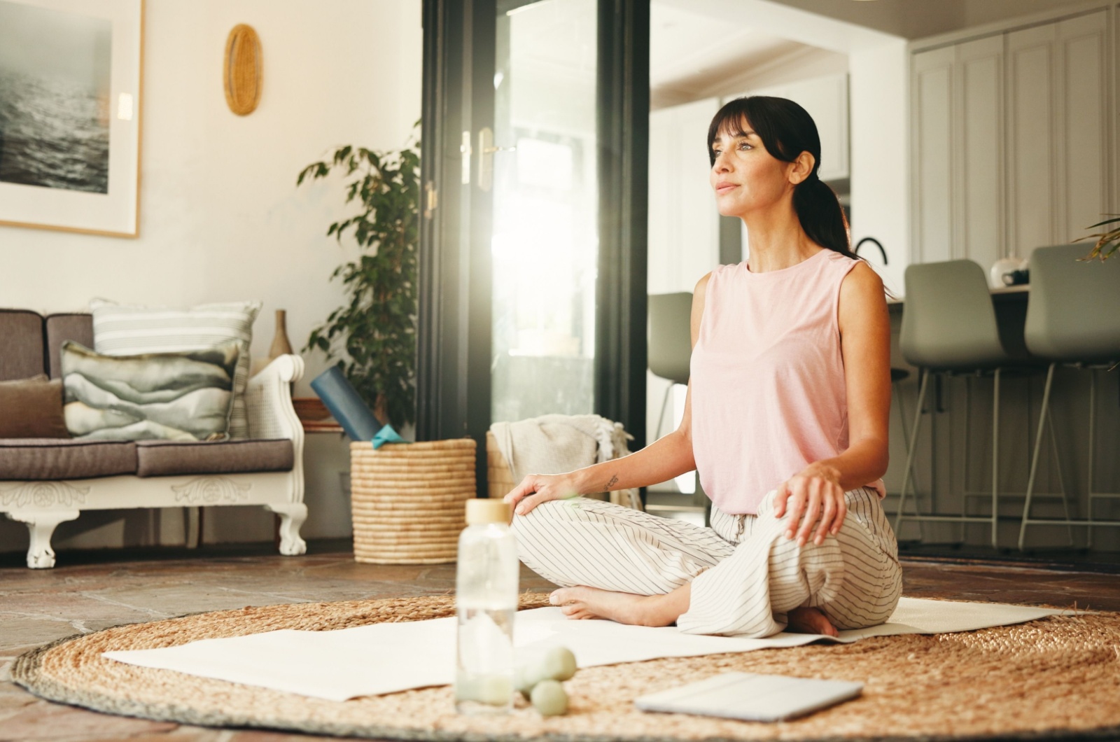 frau macht yoga