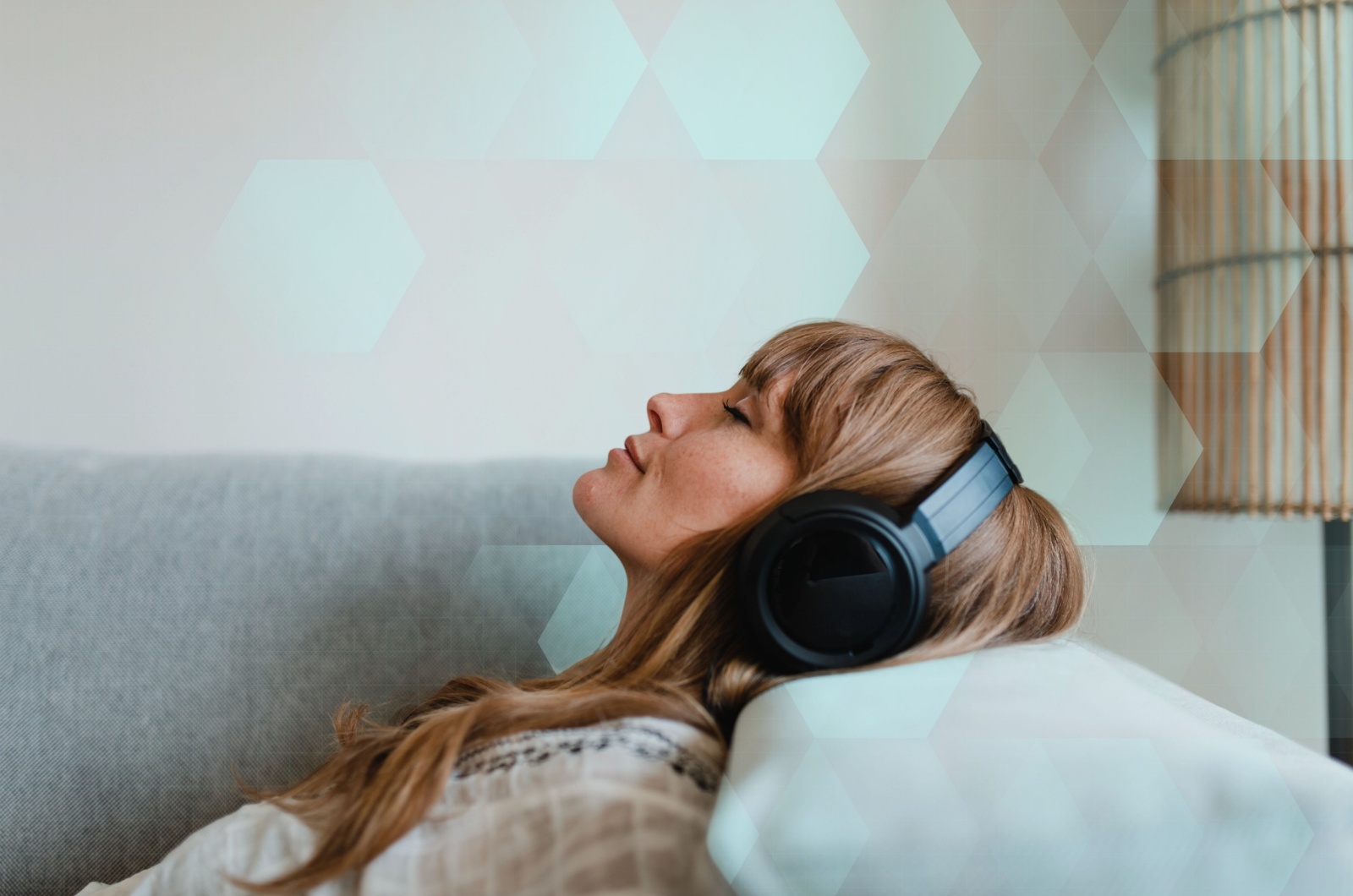 frau mit musikhoerern