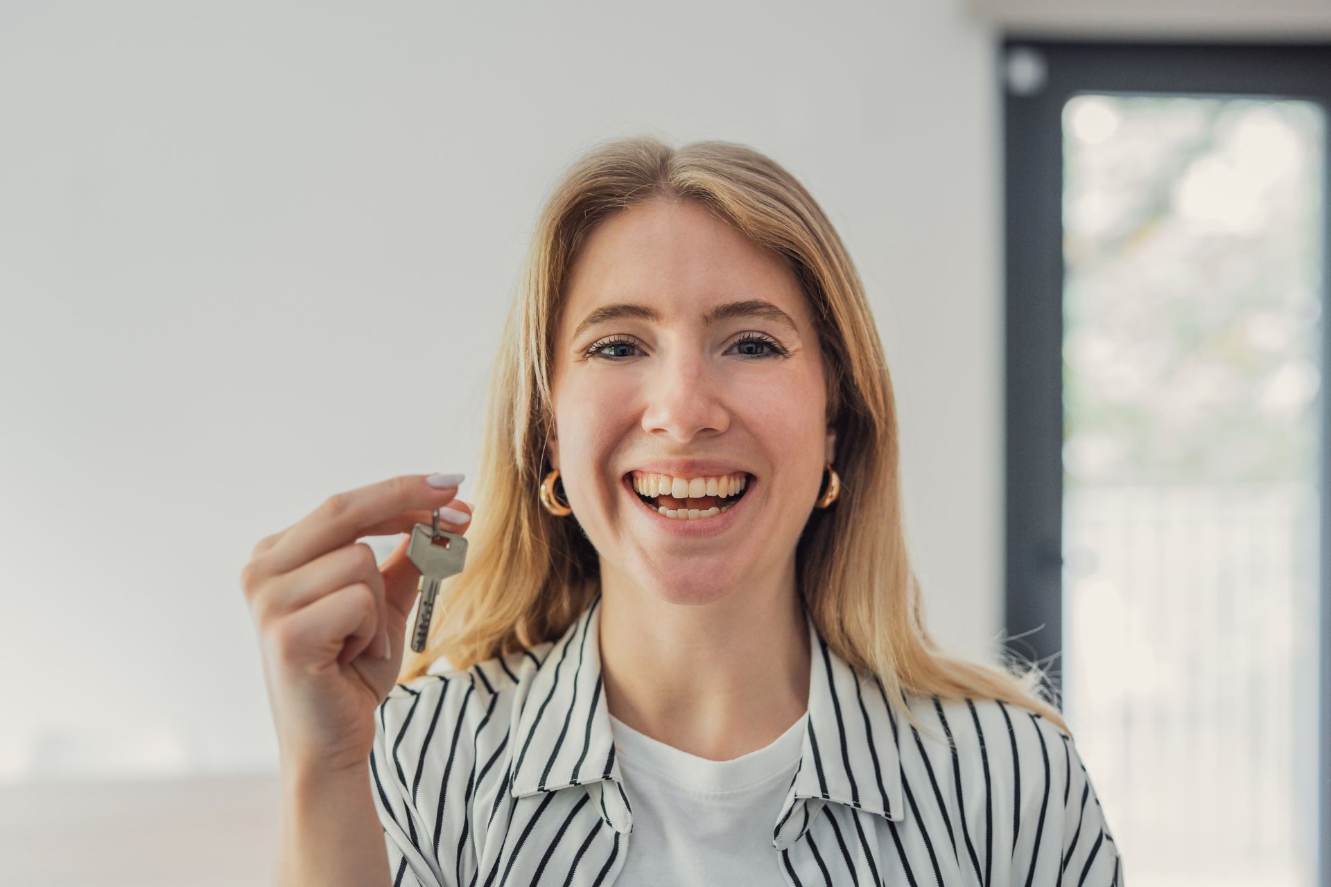 frau mit schluessel