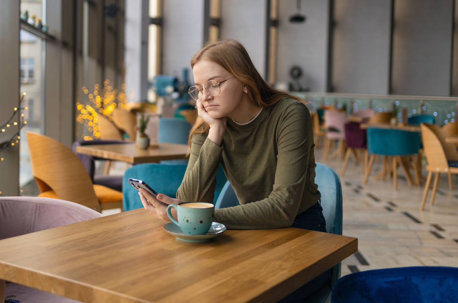frau traurig sitzt im kaffee
