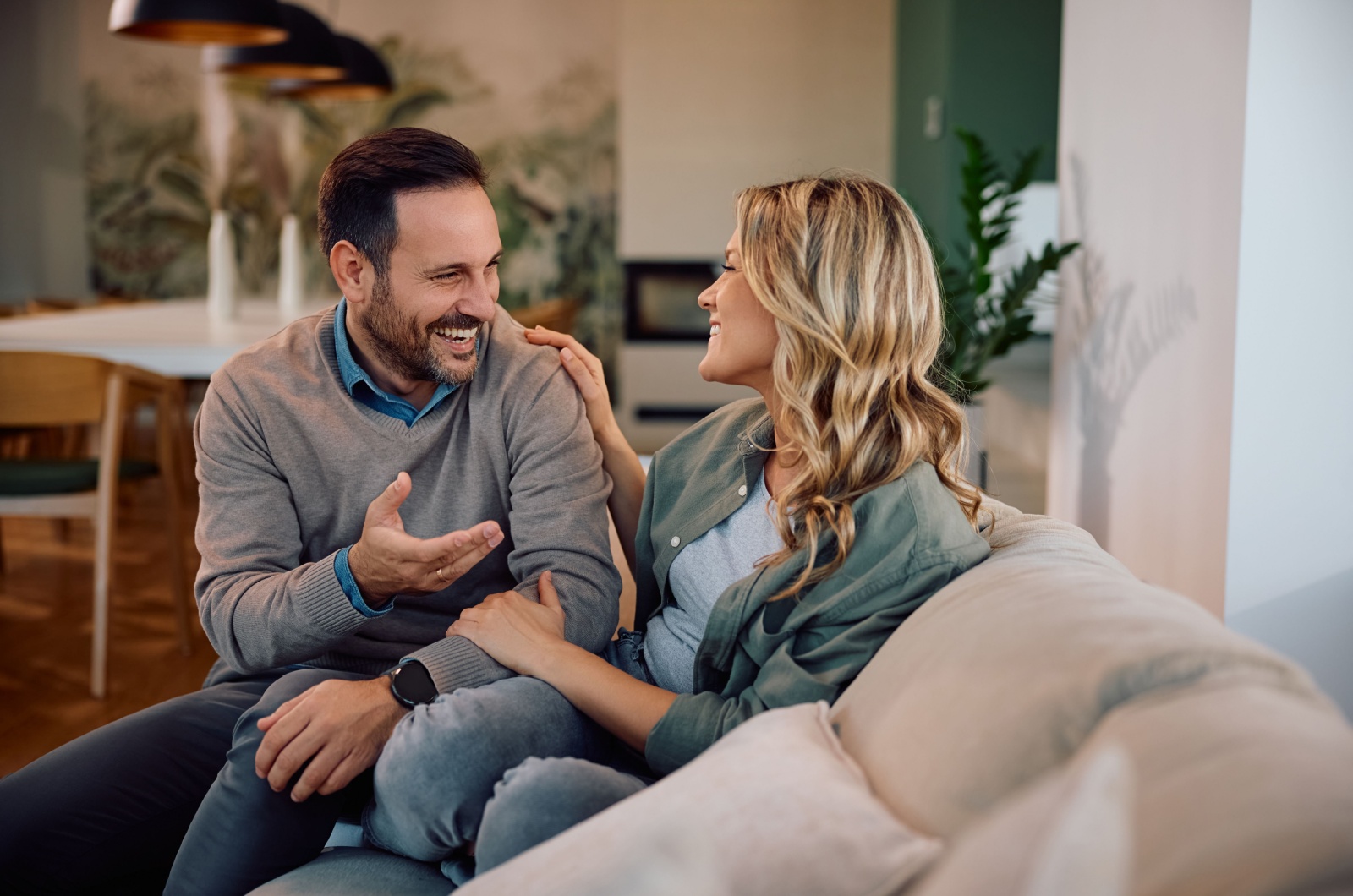 glueckliches paar redet
