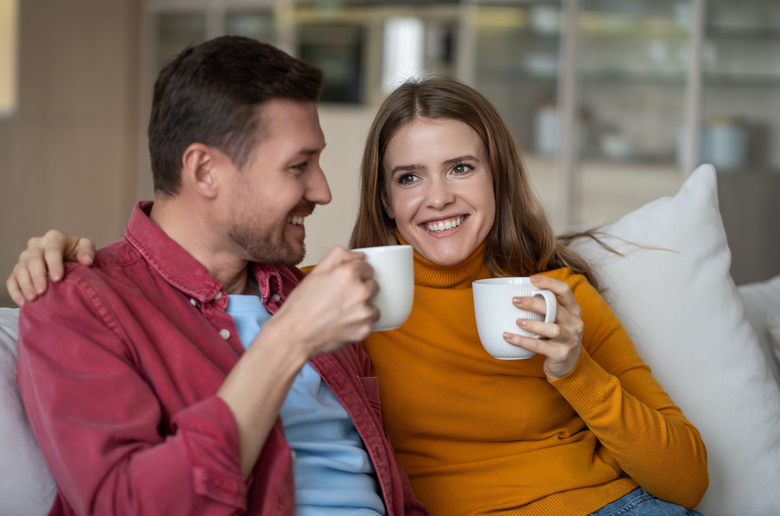 glueckliches paar redet