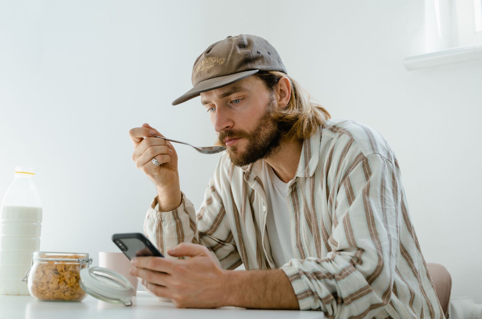mann isst und schreibt sms