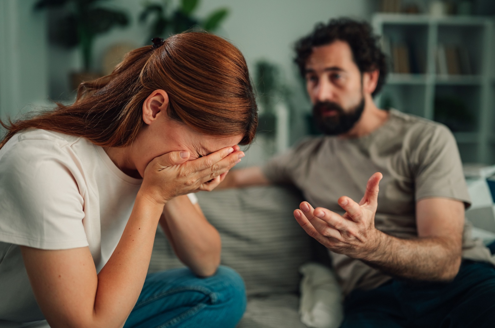 mann redet mit trauriger frau
