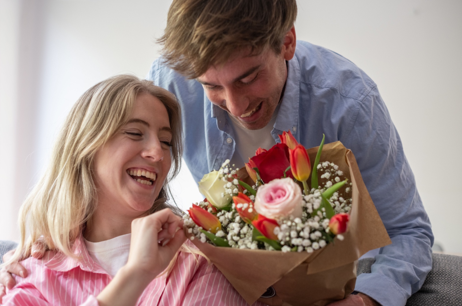 mann schenkt blumen