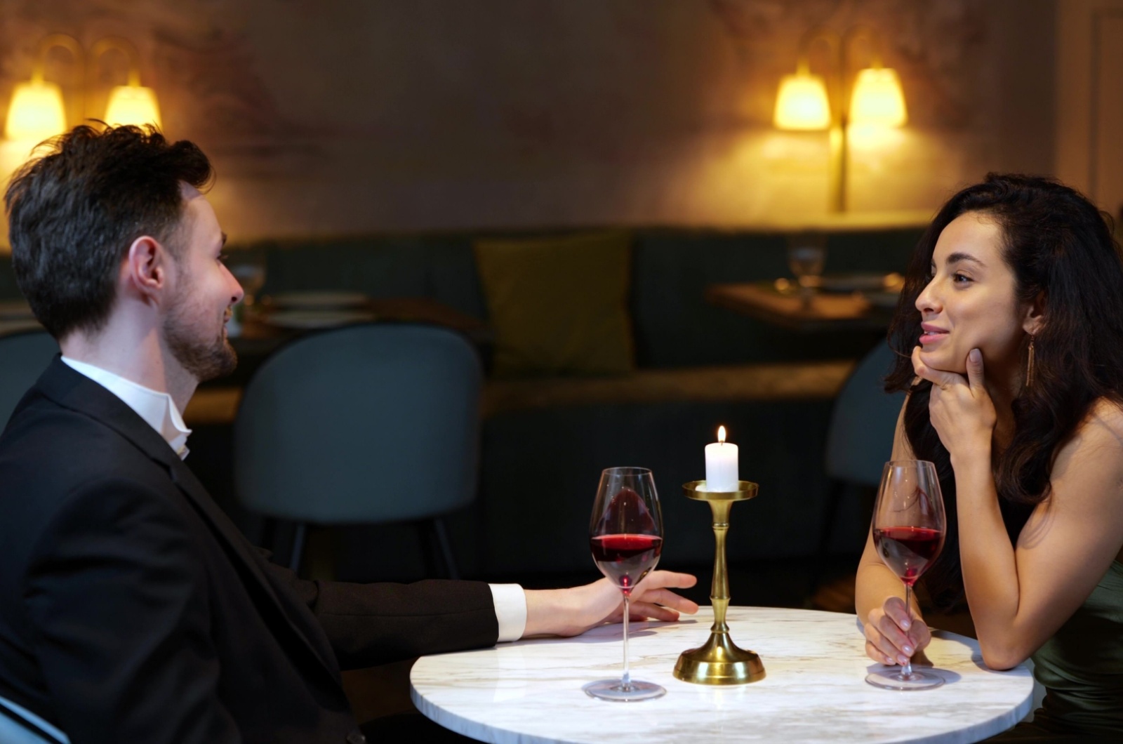 mann und frau reden beim date