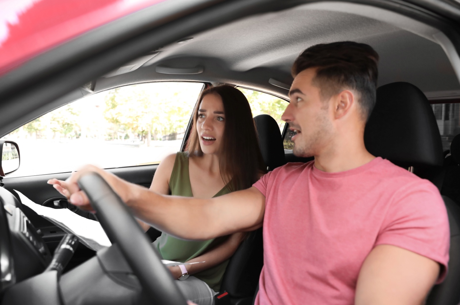 mann und frau streiten sich im auto