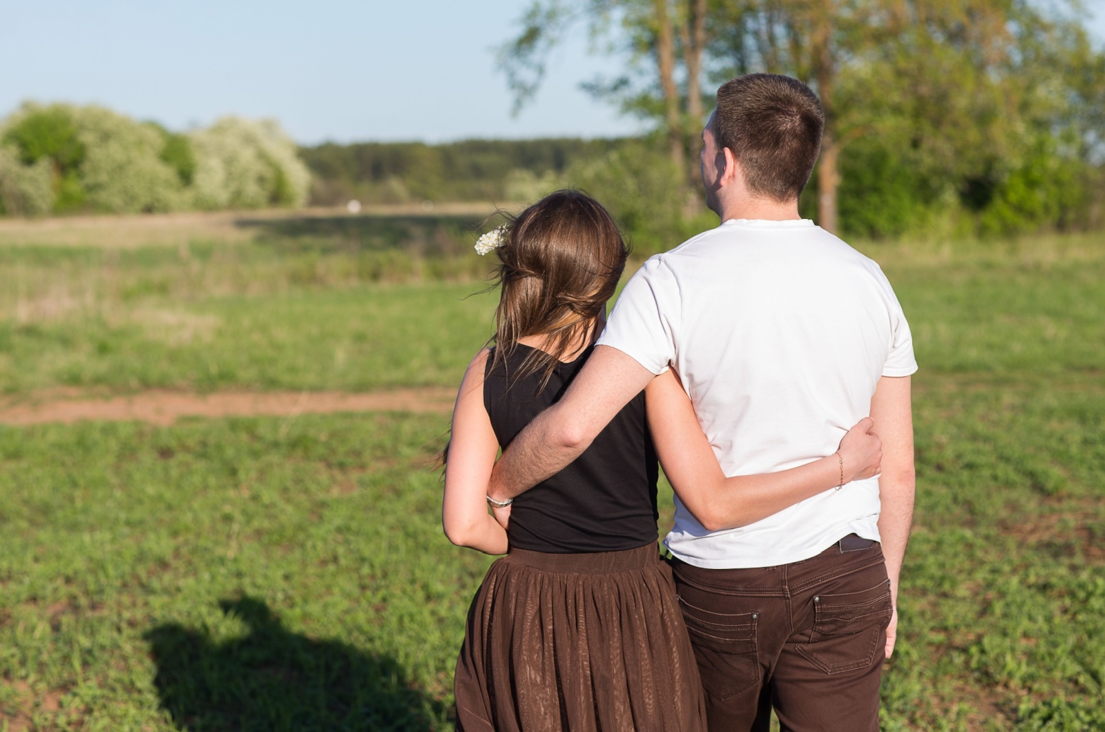 mann und frau umarmt