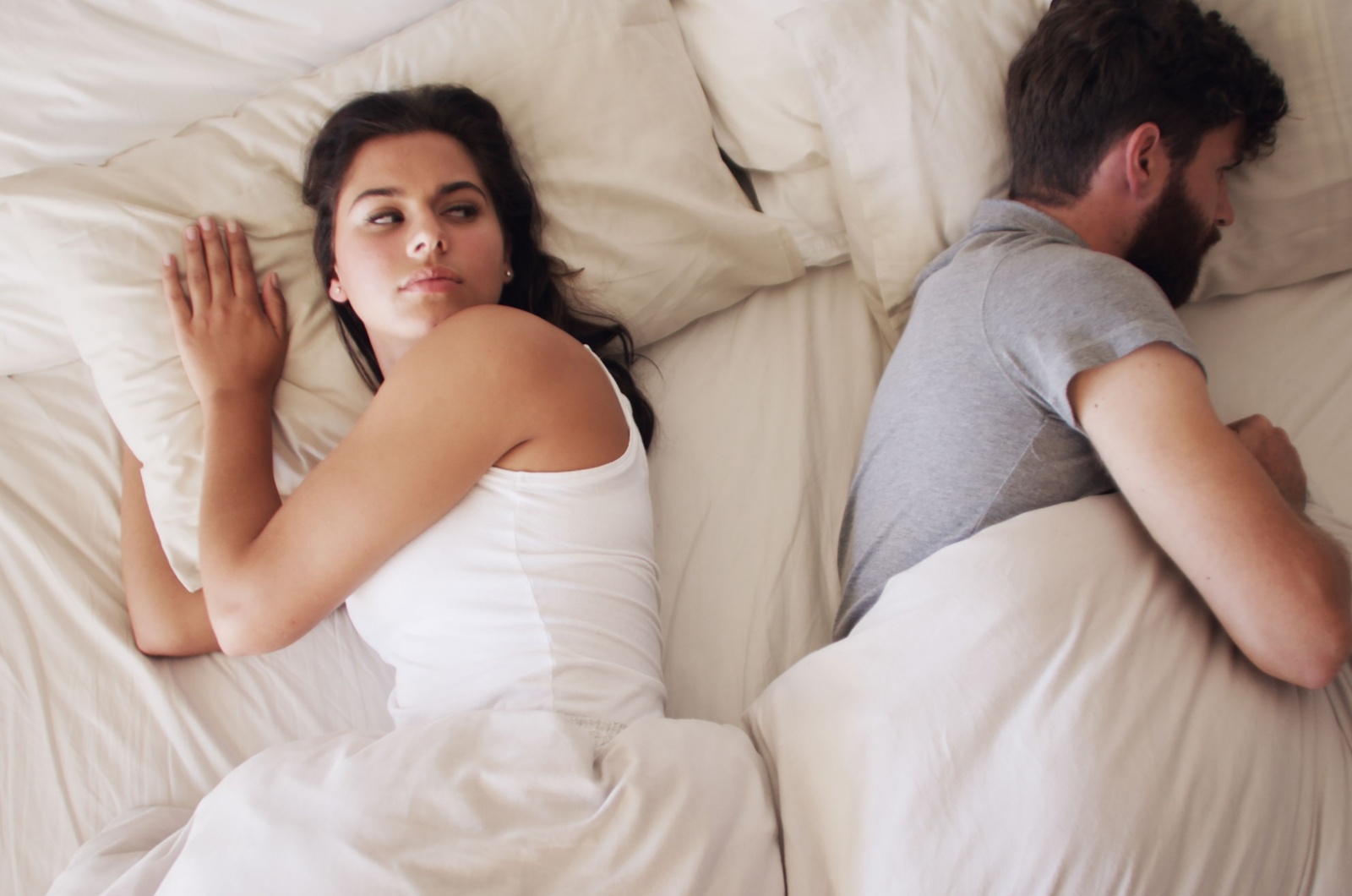 mann zieht sich zurueck im bett