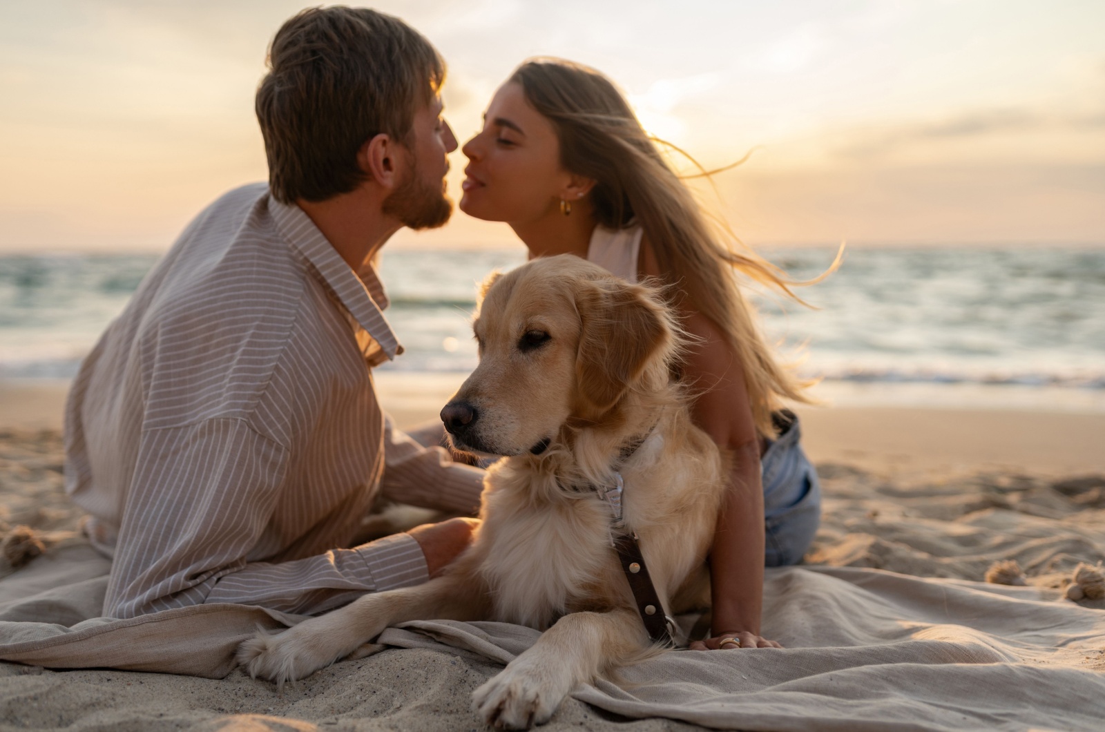 paar mit hund am strand