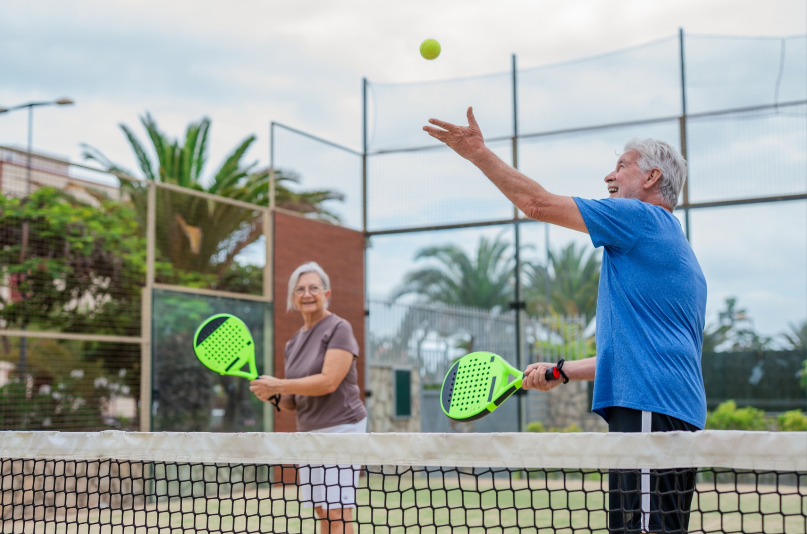 paar spielt tennis