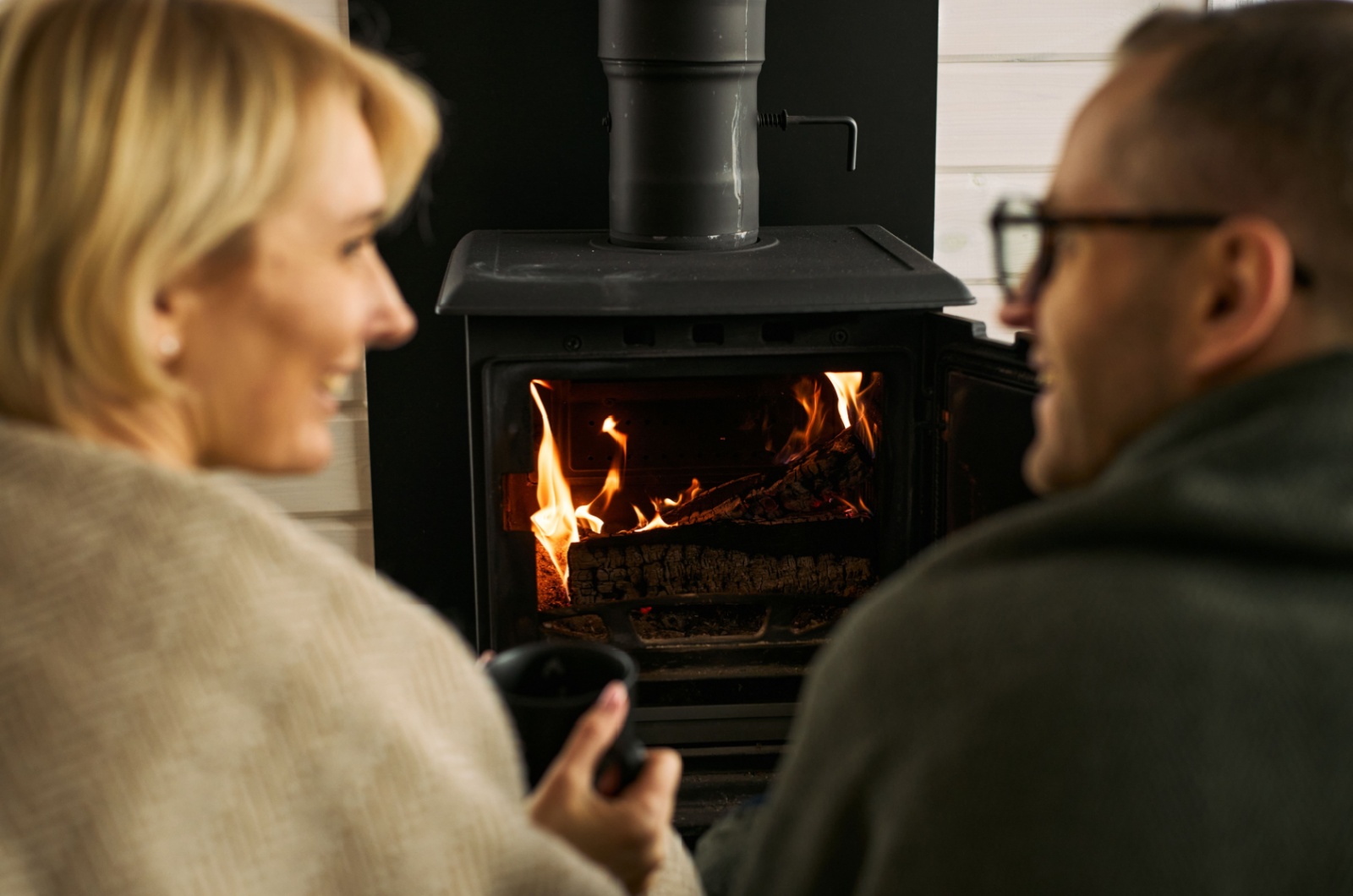 paar vor kamin