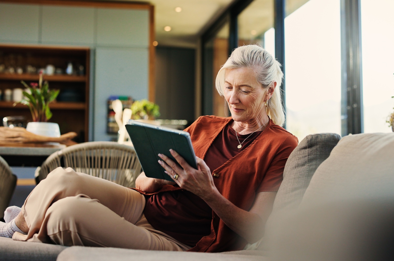 reife frau sitzt auf dem sofa