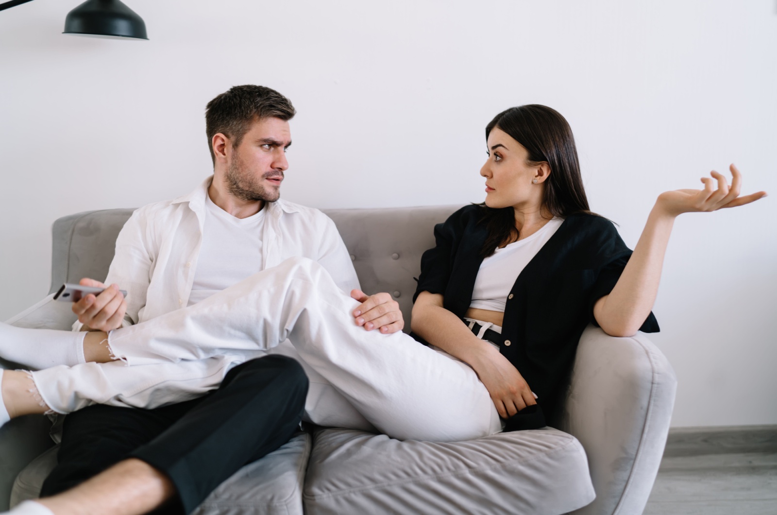 streit auf sofa