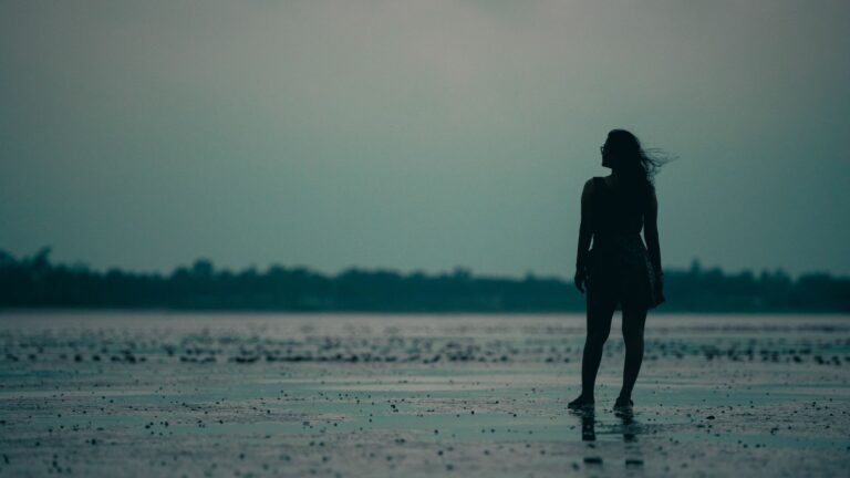frau alleine am strand